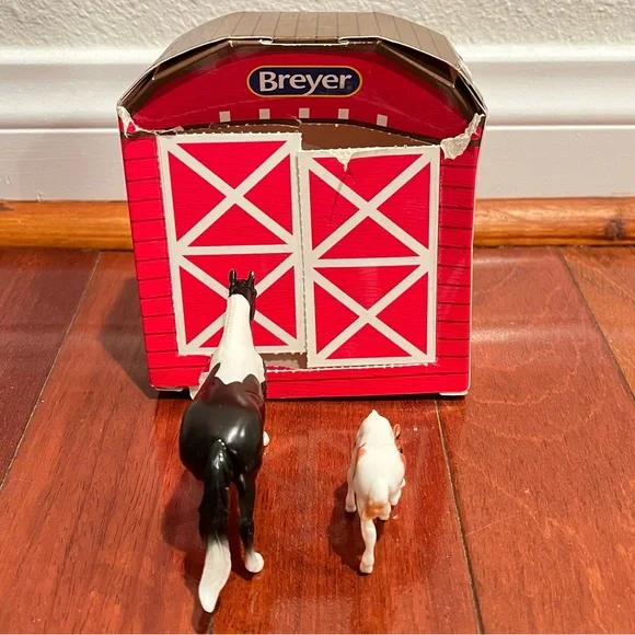 Breyer Horses Mini Stablemate Stable Surprise Mare and Foal Set 1:32 Scale - Picture 4 of 4